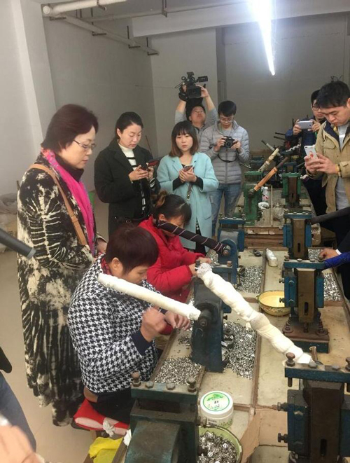 大化县带动农民工创业就业有新招 鞋帽产业「小切口」撬动「大民生」